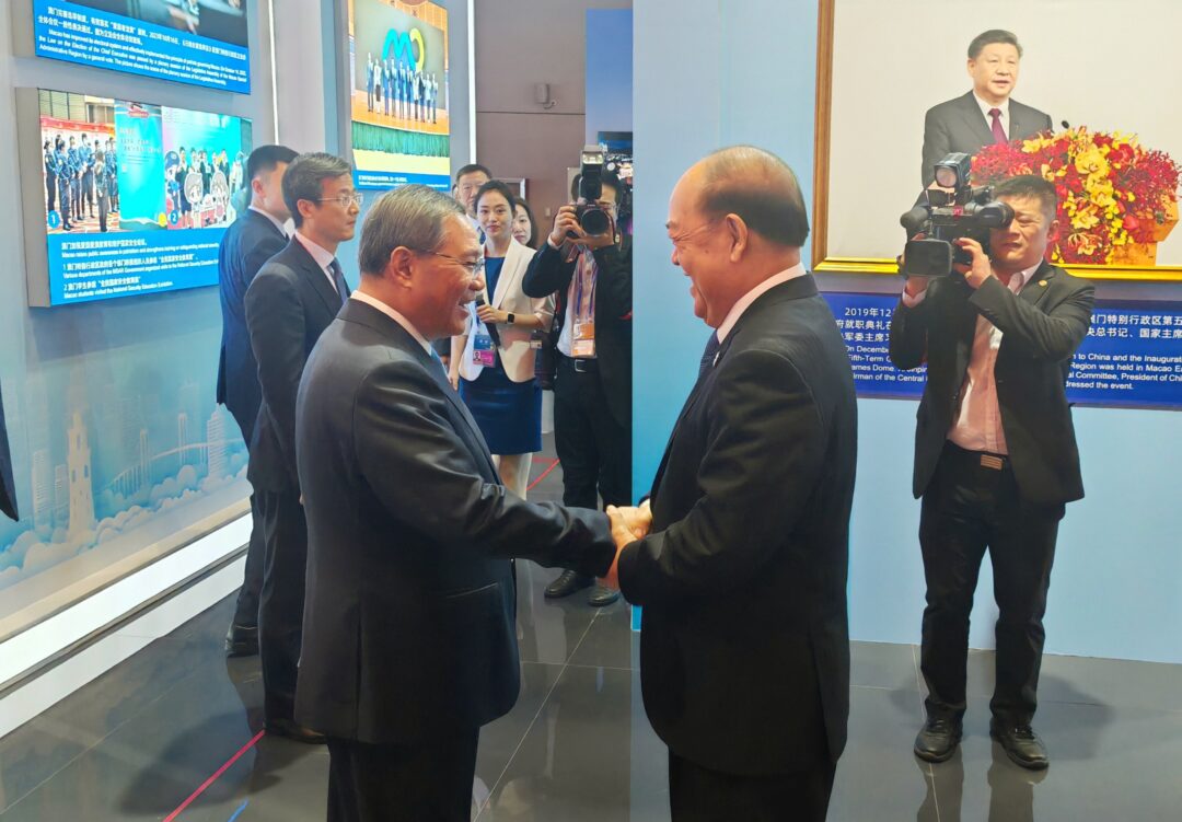 國務院總理李強到進博會中國館澳門展區巡展，與行政長官賀一誠親切握手。