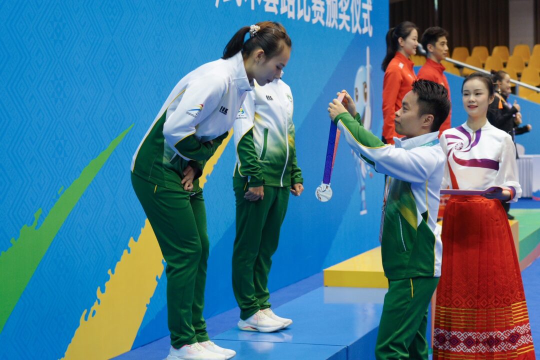 王泳欣在澳門體育代表團副團長、教育及青年發展局副局長丁少雄手中接過銀牌
