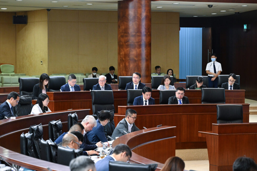 經濟財政司司長李偉農列席立法會全體會議，議程為 引介、一般性討論及表決《修改第52020號法律〈僱員的最低工資〉》法案。