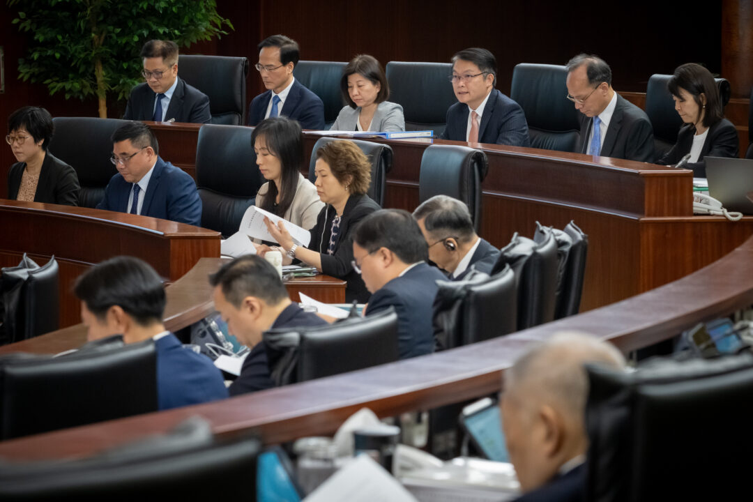 經濟財政司司長李偉農列席立法會全體會議，議程為引介、一般性討論及表決《2024年財政年度預算案》法案和《修改第52020號法律〈僱員的最低工資〉》法案。