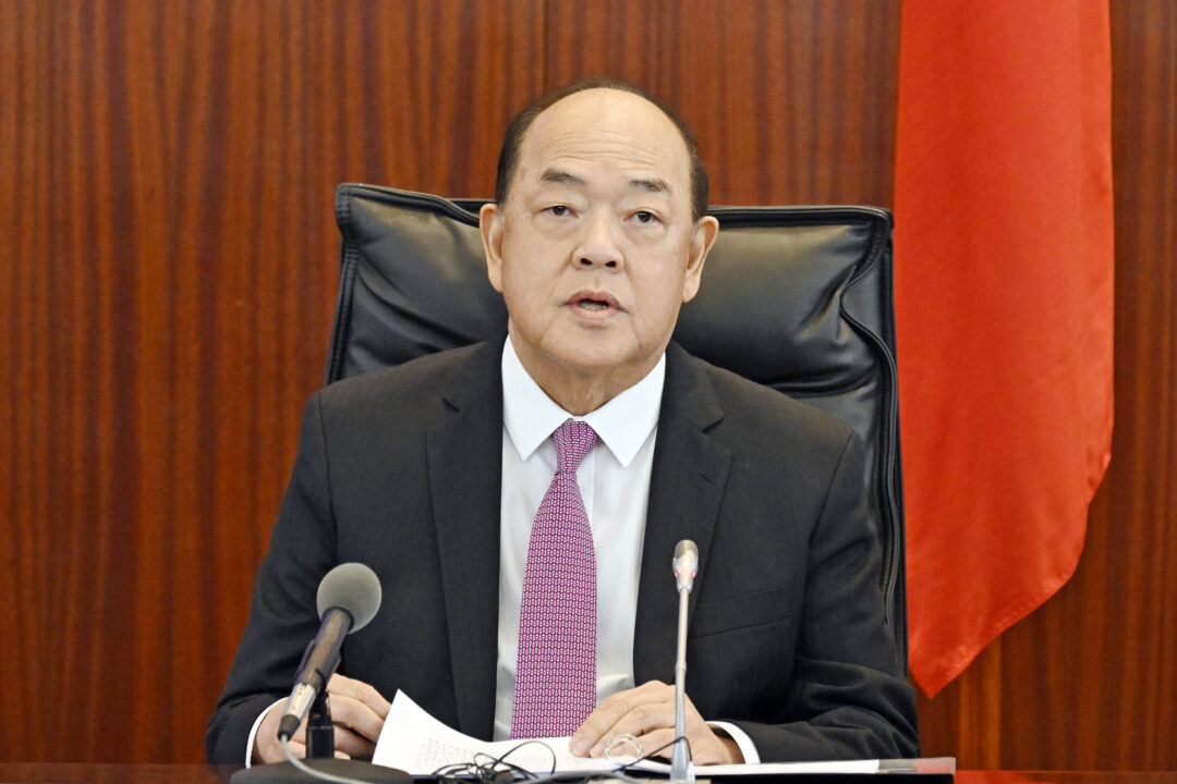 行政長官賀一誠在立法會發表《2024年財政年度施政報告》