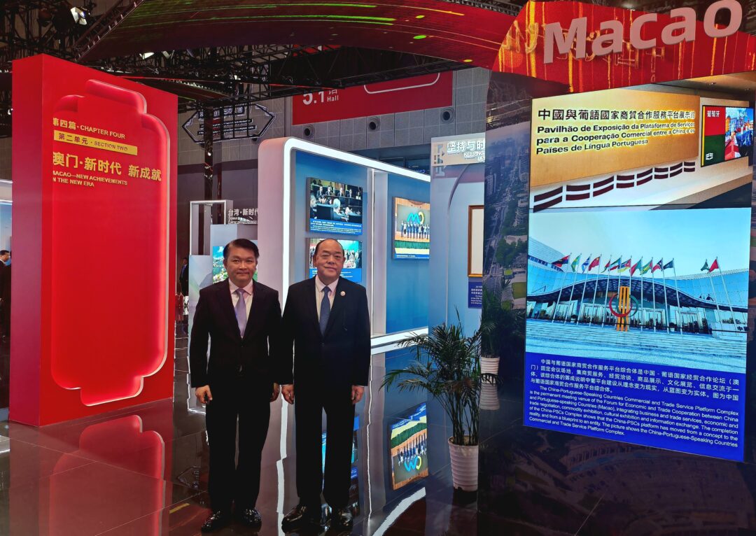 行政長官賀一誠與經濟財政司司長李偉農在進博會中國館澳門展區合影。