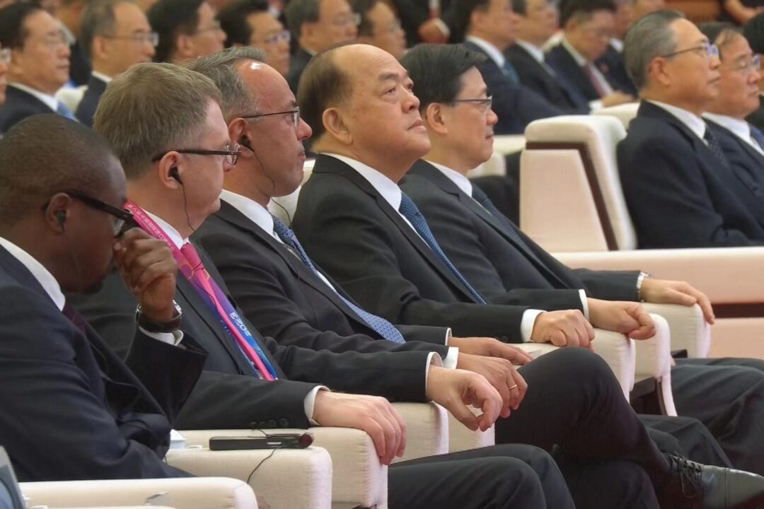 行政長官賀一誠與香港特別行政區行政長官李家超出席在上海舉行的第六屆中國國際進口博覽會暨虹橋國際經濟論壇開幕式。