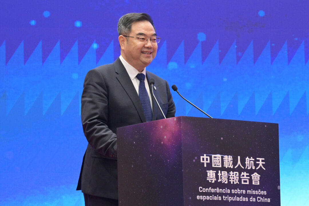 中國空間站系統總設計師、中國工程院院士楊宏介紹載人航天發展情況。