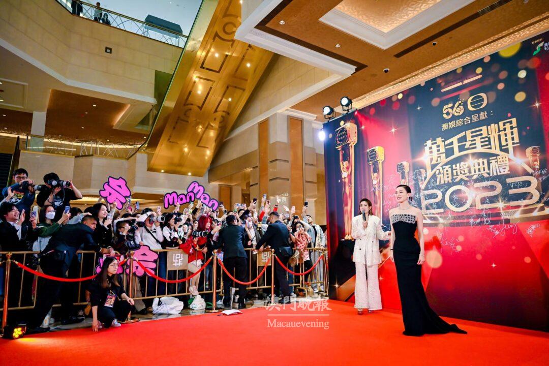 《萬千星輝頒獎典禮2023》紅地毯星光熠熠，逾百名粉絲舉燈牌支持人氣高企的佘詩曼。