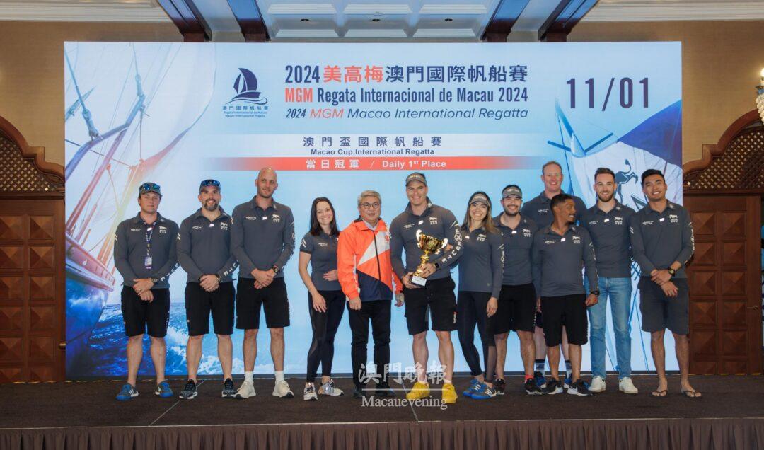 潘永權頒發澳門盃國際帆船賽單日賽事冠軍獎項