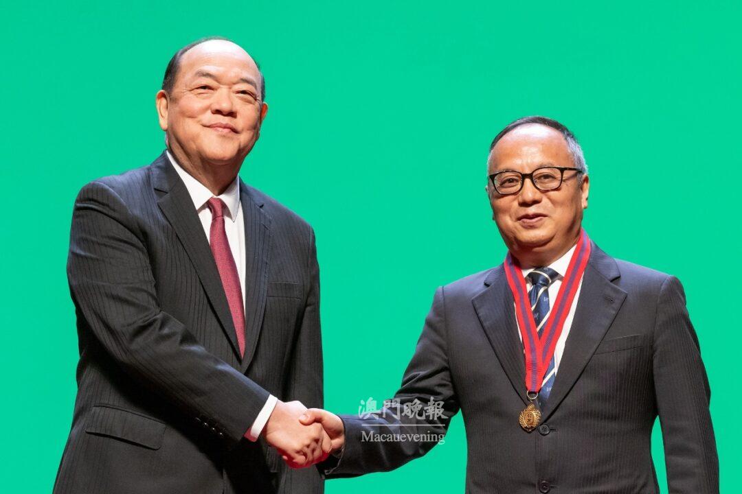澳大校長宋永華（右）獲頒授教育功績勳章