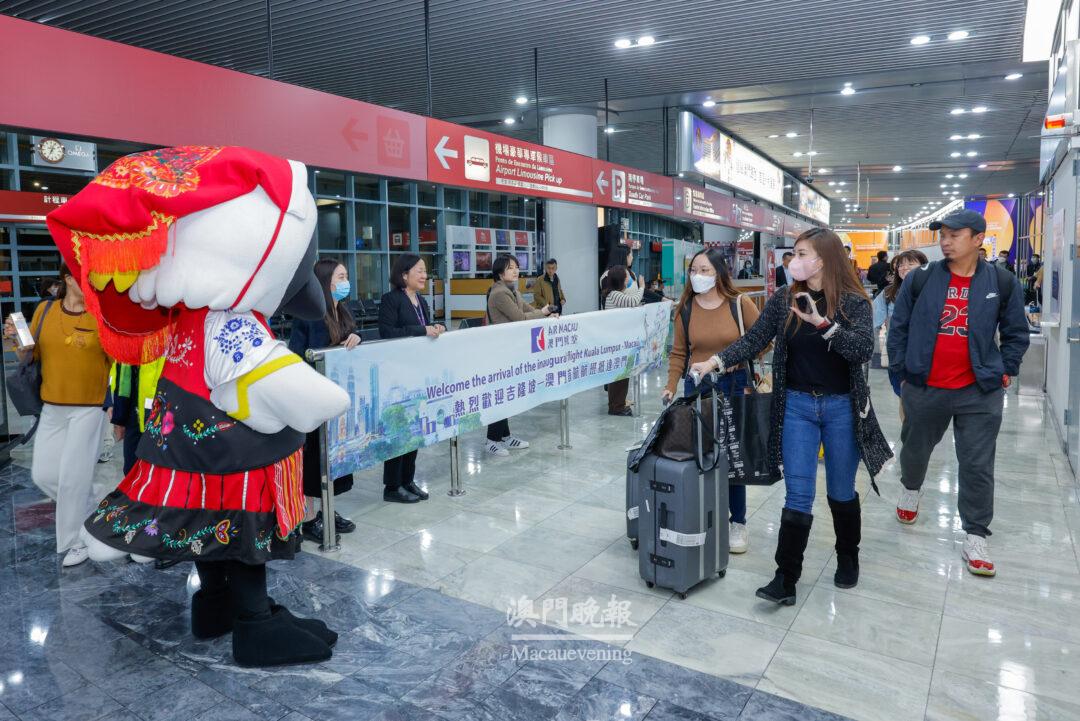 澳門旅遊吉祥物“麥麥”歡迎首班從吉隆坡飛抵澳門航班的旅客