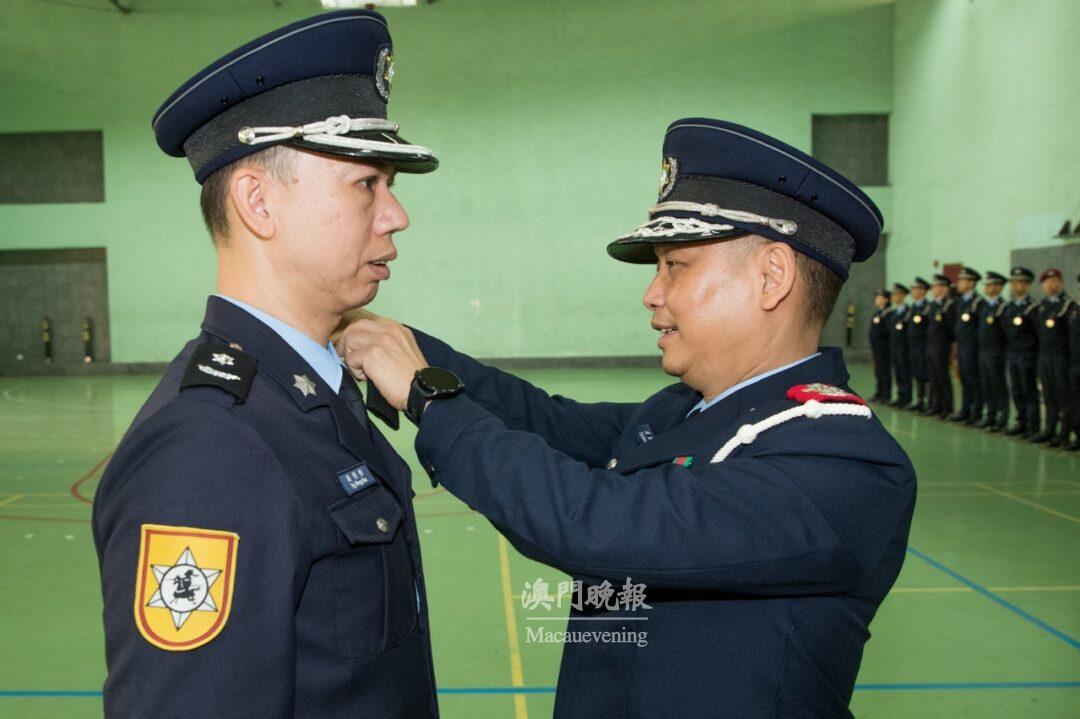 吳錦華局長為獲晉升之警長戴上新肩章