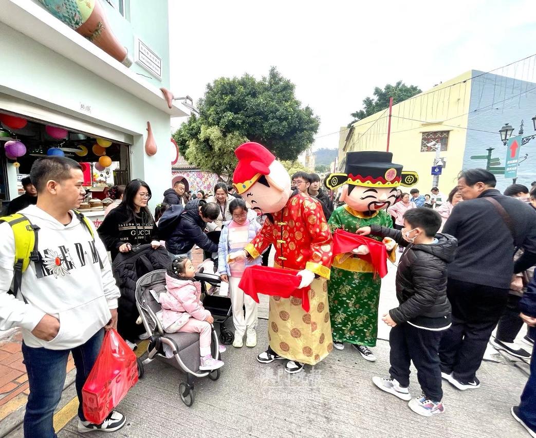 旅遊局安排福祿壽吉祥人物增添區內節日氣氛
