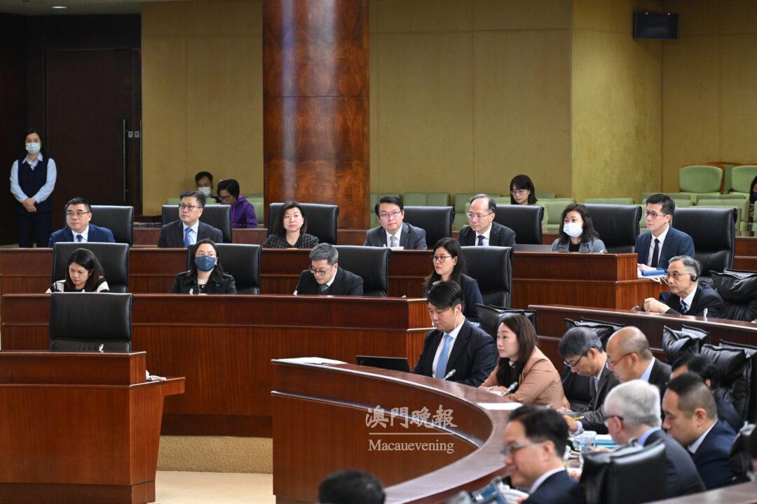 經濟財政司司長李偉農列席立法會全體會議，議程為審議立法會第二常設委員會關於《2022年度預算執行情況報告》的意見書及表決有關決議案。