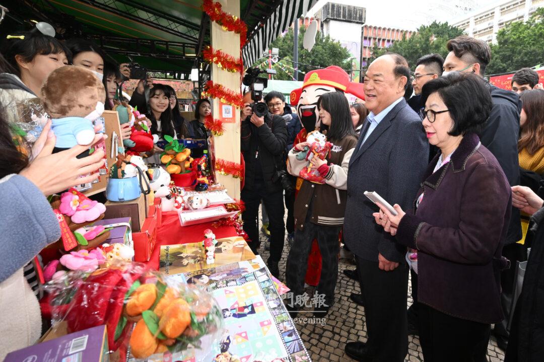 行政長官賀一誠伉儷參觀在塔石廣場舉行的年宵市場