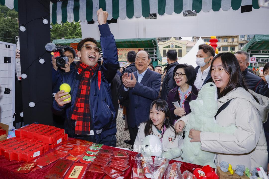 行政長官賀一誠參觀塔石廣場年宵市場，與居民及遊客一起共迎新春。(1)