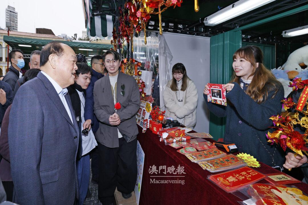 行政長官賀一誠與年宵市場攤位負責人親切交談，聆聽其經營情況，並致以新春祝福。