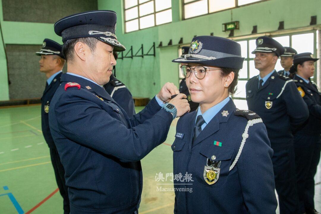 黃偉鴻副局長為獲晉升之警長戴上新肩章