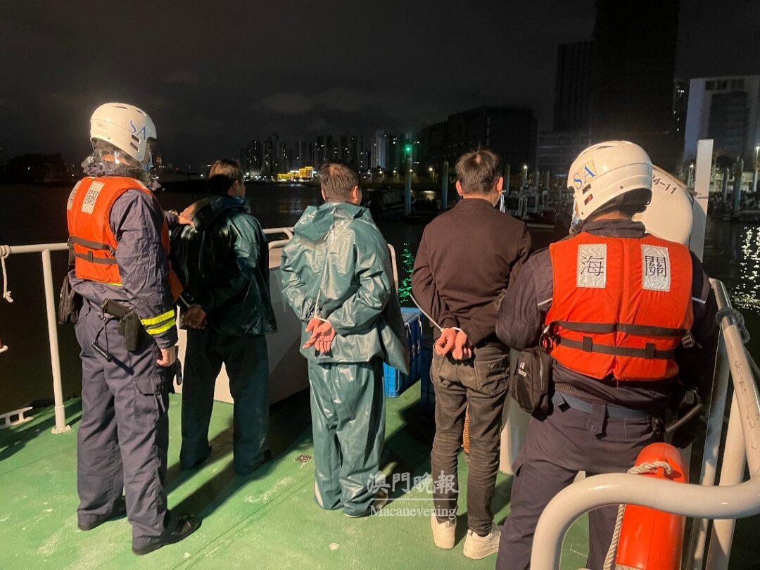 關員將船上3名涉案人士帶返海關調查