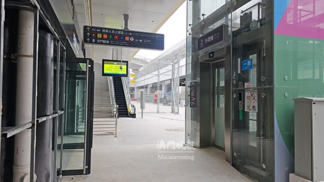 入境澳門人員可使用扶手電梯或升降機前往二層交通平台上落客區候車
