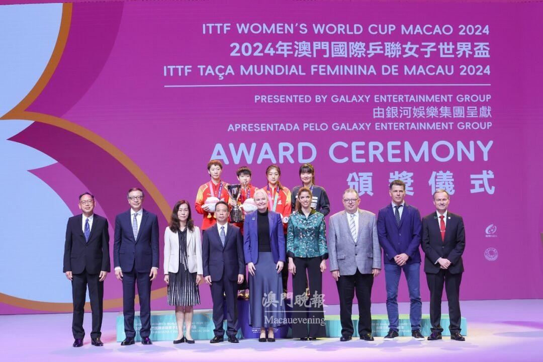 嘉賓頒發女子世界盃獎項