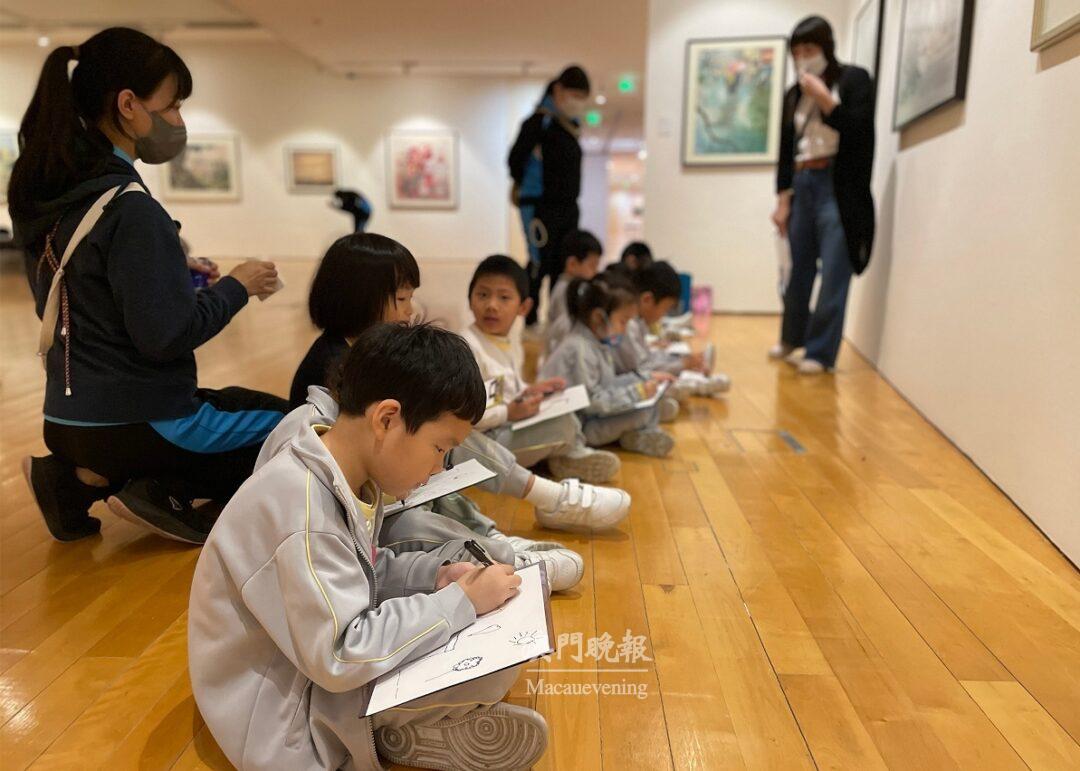 幼稚園學生在展場對畫練習速寫