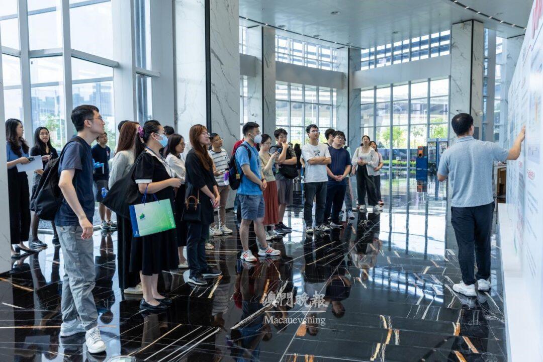 澳門大學學生和青年群體參觀橫琴展廳，實地考察集成電路相關產業