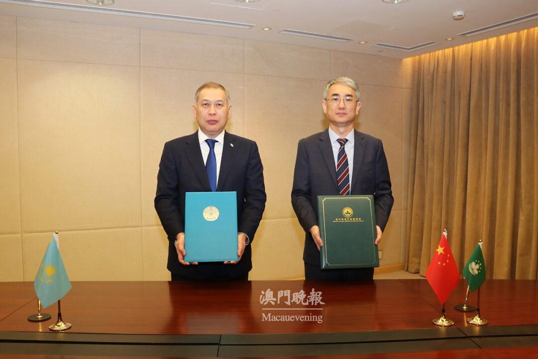 行政法務司司長張永春和哈薩克斯坦駐華大使沙赫拉特·努雷舍夫簽署《協定》