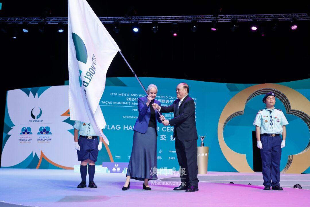 行政長官賀一誠交還2024年澳門國際乒聯男子及女子世界盃會旗，由國際乒聯主席 Petra Sorling 接受會旗。