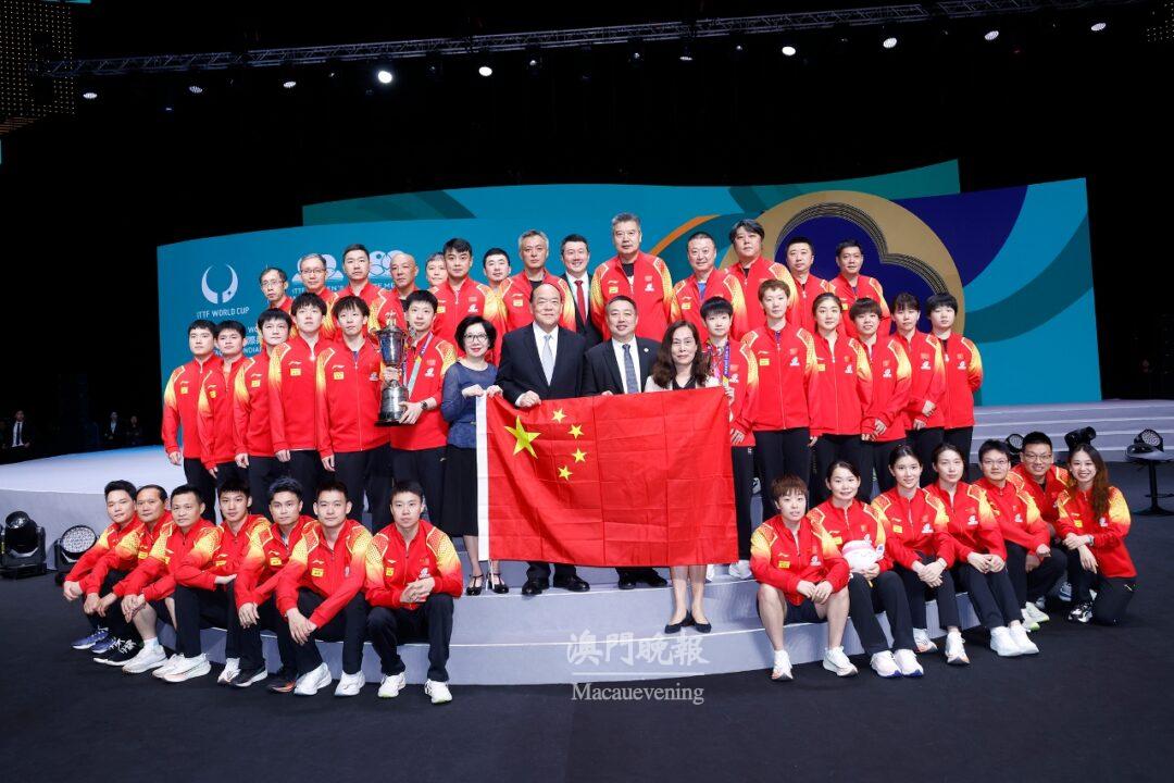 行政長官賀一誠伉儷等嘉賓與參加202年澳門國際乒聯男子及女子世界盃的中國隊合影