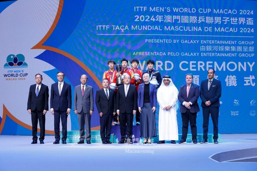 行政長官賀一誠等在2024年澳門國際乒聯男子及女子世界盃頒獎儀式上合影