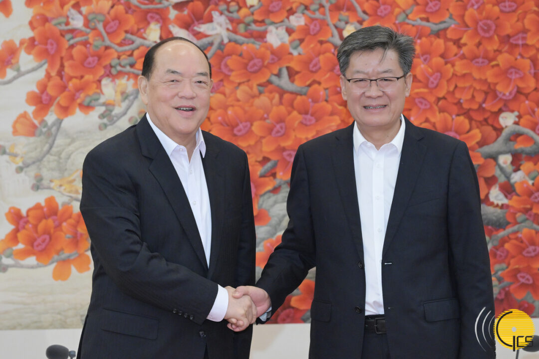 行政長官賀一誠與廣州市委書記郭永航親切握手。